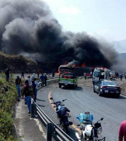 Tráiler choca con autobús en Veracruz; hay al menos 6 muertos