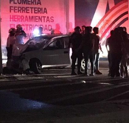 Jóvenes chocan contra ferretería en Soledad, tres heridos