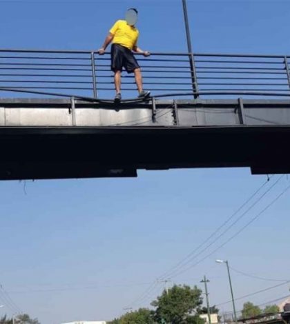 #Video: Policías frustran suicidio en puente de Iztapalapa