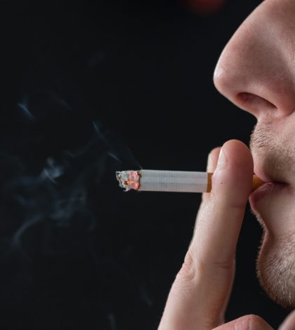 Vivir con un fumador  aumentaría riesgo de  hipertensión arterial