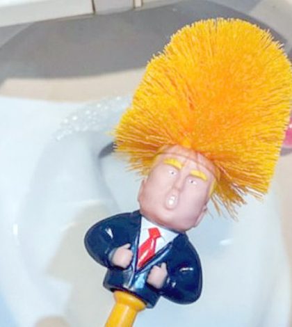Trump se convierte en cepillo para limpiar la taza del baño