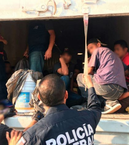 Rescatan a migrantes ocultos en asientos de auto en BC