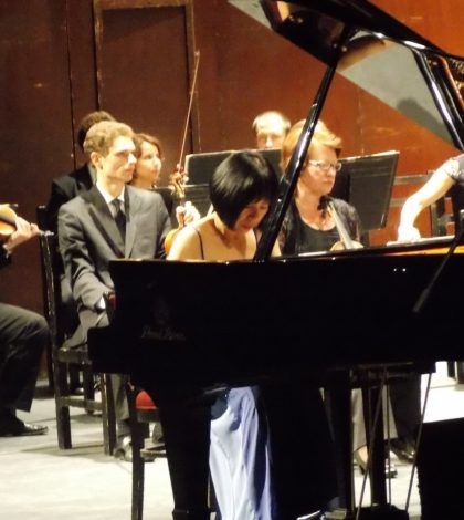 La OSSLP reibe a la pianista Haysun Kang en el Teatro de la Paz