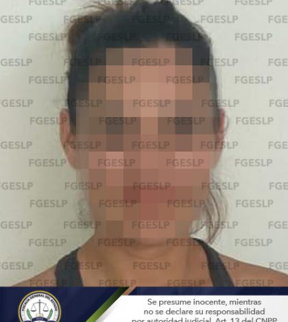 Detienen a mujer por manejar vehículo robado