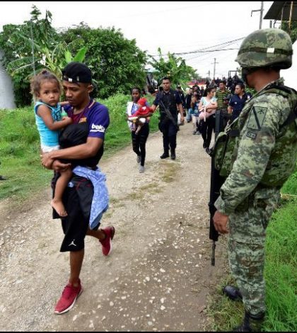 Aseguran cuatro tráileres  con migrantes en Veracruz