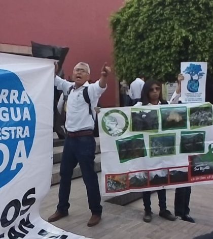 Activistas ambientales se manifestaron en contra de proyectos inmobiliarios en pleno acto del Ayuntamiento