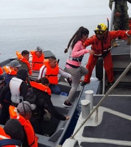 Rescatan a 20 ocupantes de ‘panga’ en Ensenada