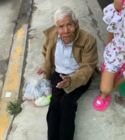 Abandonan a abuelito en plena calle; llevaba bolsa con sus cosas (video)