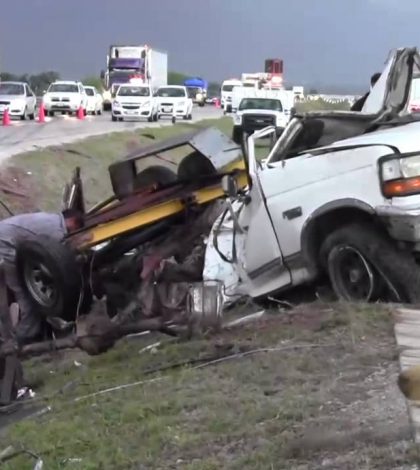 Un muerto al quedar camioneta  prensada entre dos vehículos pesados