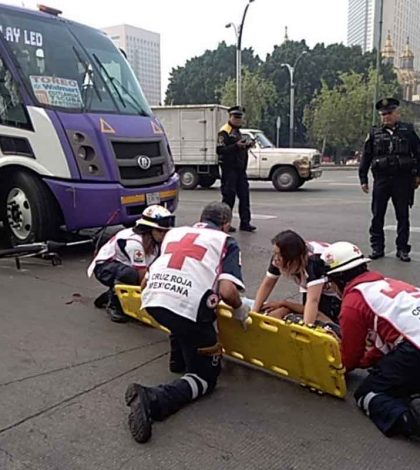 Se pasa el semáforo y atropella a ciclista en Reforma