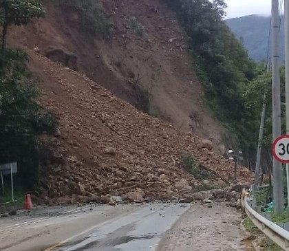 Por derrumbe  colapsa puente en la  Bogotá-Villavicencio
