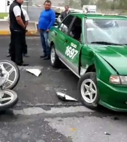 Motociclistas impactan contra taxi: dos heridos