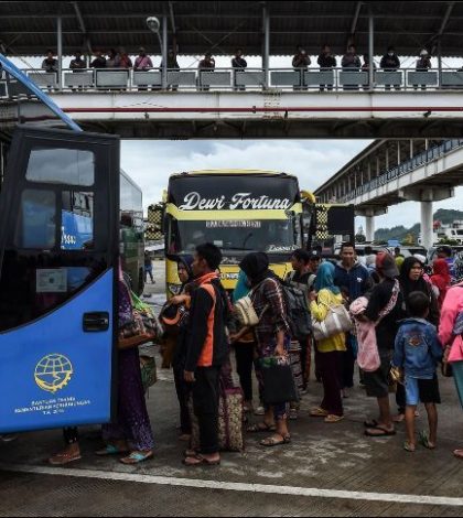 Pasajero de autobús provoca doce muertos en Indonesia