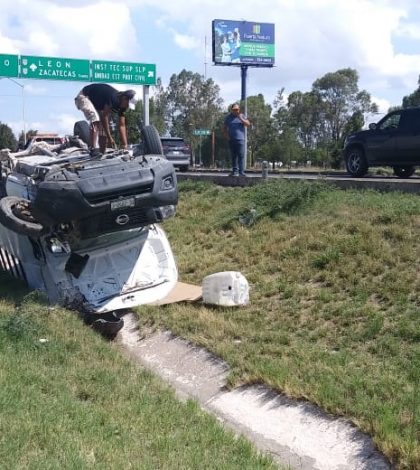 Aparatosa volcadura de camioneta en carretera a México