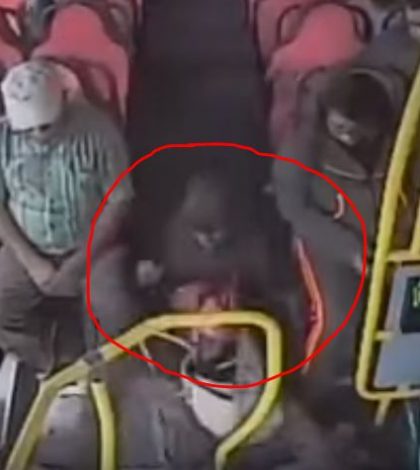 Ladrón se da sentón en camión, pero no suelta lo robado (video)