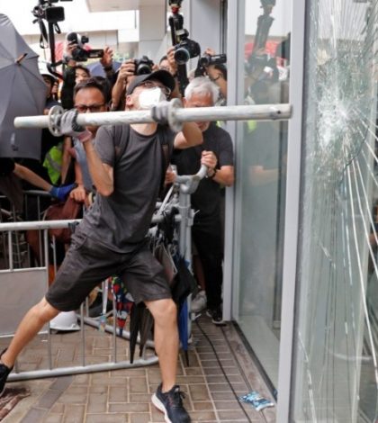 Manifestantes intentan entrar  al Parlamento en Hong Kong