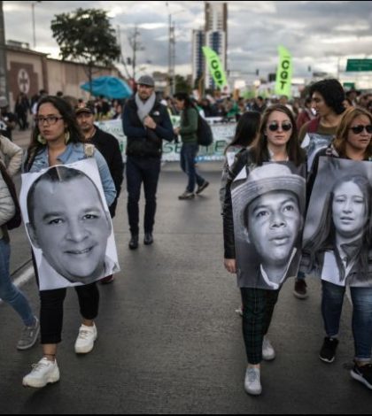 Colombianos protestan por asesinatos de defensores de derechos humanos