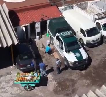 Pintan patrulla nueva en taller clandestino en la Del Valle (video)