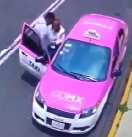 Taxista le roba a pasajero mientras este le ayuda a mujer con discapacidad