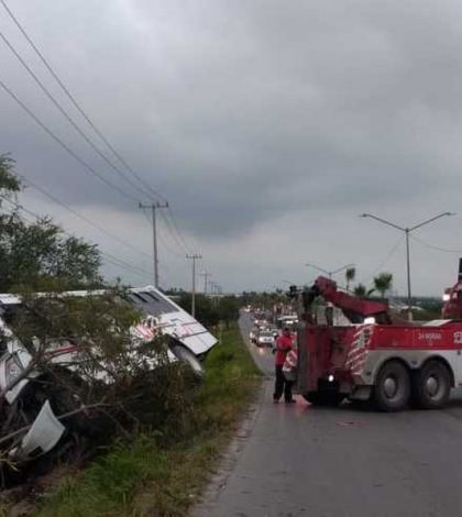 Camión de personal vuelca  en carretera Apodaca-Juárez