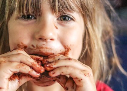 Los niños que se ensucian al comer son más independientes