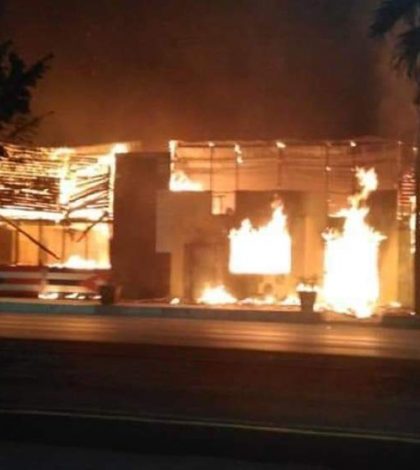 Hombres armados  incendian negocios  en Monclova, Coahuila