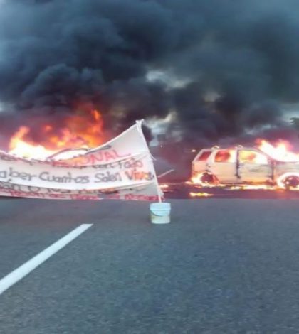 Queman vehículos en carretera Villahermosa-Teapa  y dejan mensaje para la Guardia Nacional