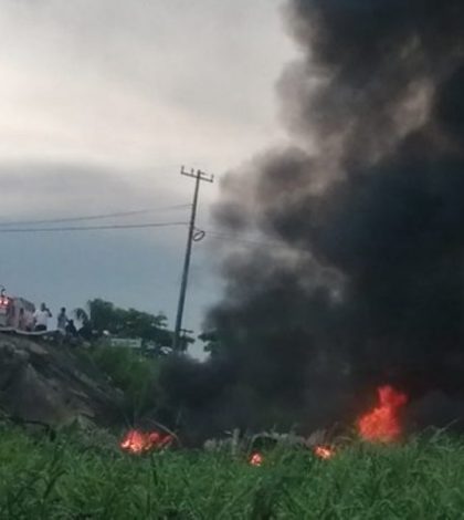 Pipa con combustible explota tras  caer de Puente Caracol en Coatzacoalcos