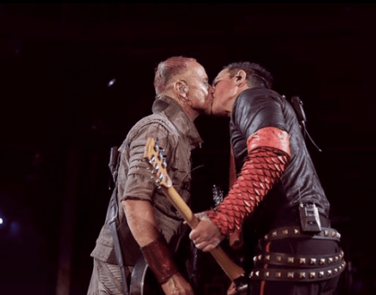 Integrantes de Rammstein se besan durante concierto  en Rusia para protestar