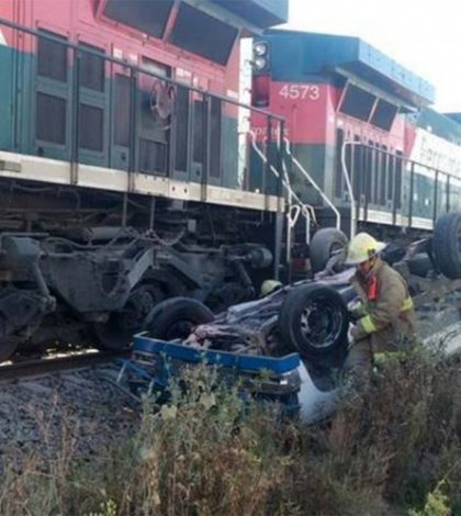 ¡Se los lleva el tren! Arrastra coche con dos personas en Zacatecas