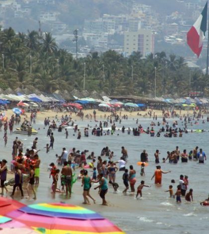 Levantan riesgo sanitario en dos playas de Acapulco