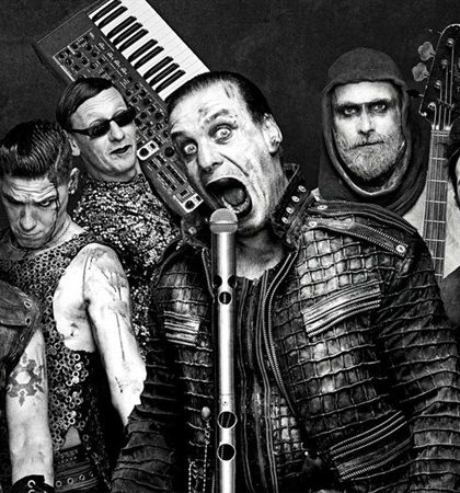 Integrantes de Rammstein se besan durante concierto en Rusia para protestar