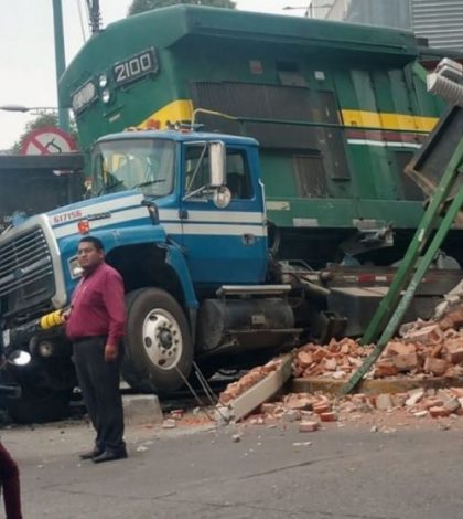 Tren embiste a camión  en Azcapotzalco, CDMX