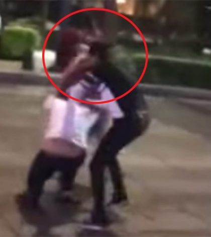 #Video: Así golpean y patean a joven en la Zona Rosa ¡Nadie la ayuda!