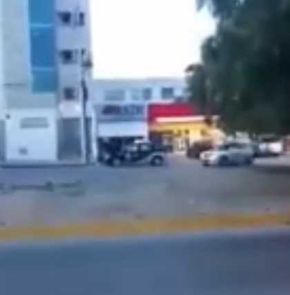 Con pistola en mano, par de maleantes despoja a mujer de su vehículo (VIDEO)