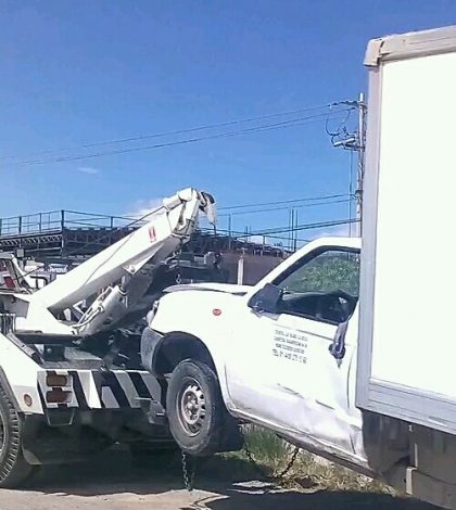 Un lesionado y fuertes daños, saldo de volcadura de camioneta