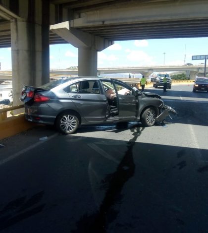 Auto se accidenta en  Distribuidor Juárez