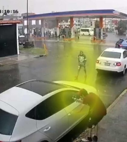 En 20 segundos sujetos  armados roban auto en Puebla