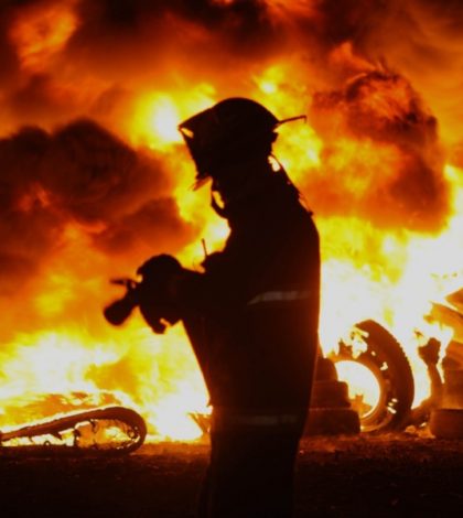 #Video: Incendio consume miles de llantas en Tultitlán
