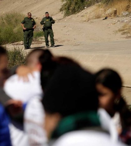 Descubren a 30 migrantes  ocultos en camión en Arizona
