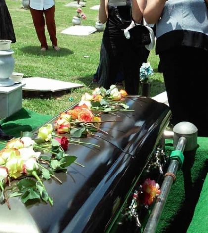Hombre ‘revive’ y regresa a su casa a las pocas horas de su funeral