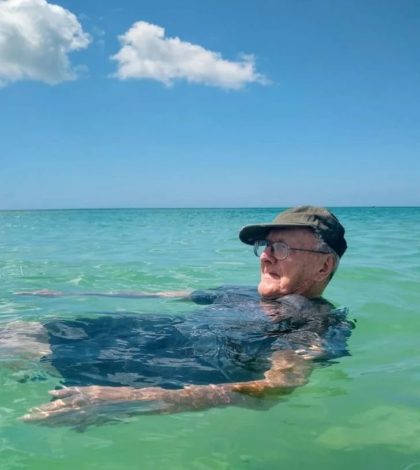 Hombre de 93 años conoce el  mar por primera vez