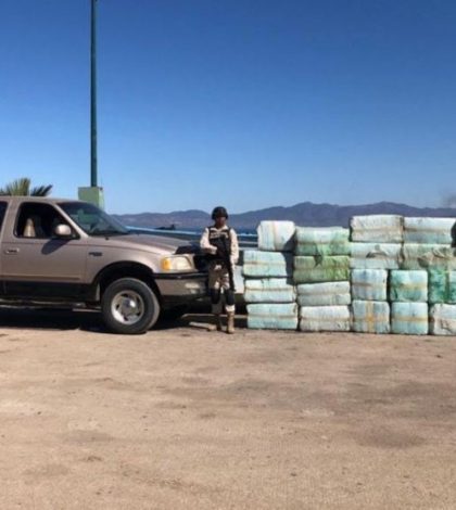 Militares aseguran lancha con una  tonelada de marihuana en Baja California