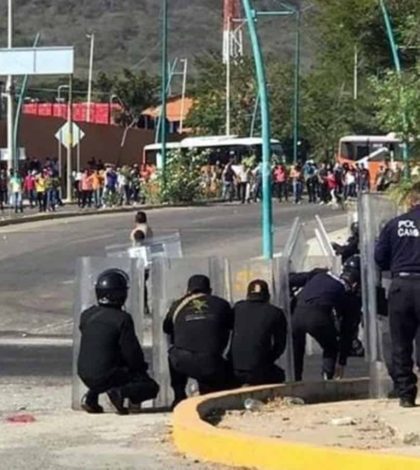 Normalistas de Chiapas se enfrentan  de nuevo con policías