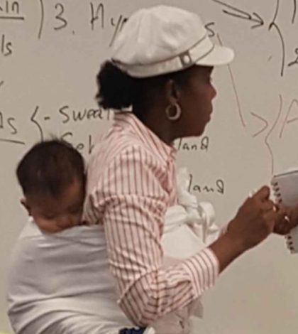 Maestra cargando a bebé de alumna se viraliza en redes