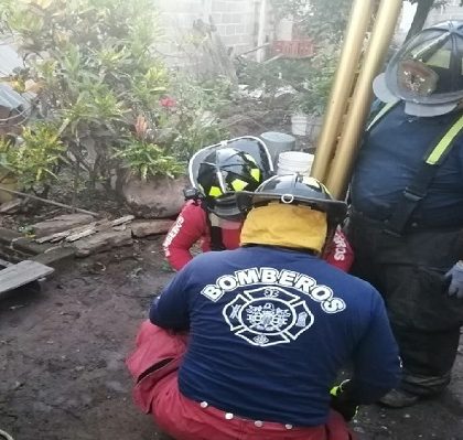 Bomberos rescatan a  dos personas de  un pozo