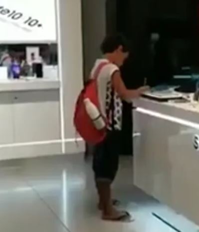 Este niño utilizó una tablet en un centro comercial para terminar su tarea (video)