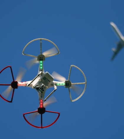 Aviones formados por drones iluminados conquistan el cielo de China (video)