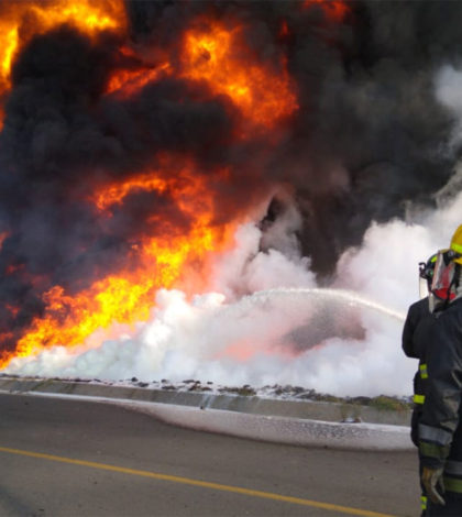 Desalojan a 200 personas por incendio en ducto de Pemex