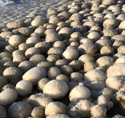 Extraño fenómeno de los «huevos de hielo» que cubrieron una playa en Finlandia